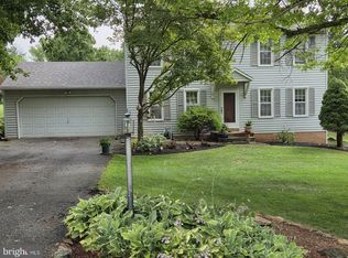 7 Cardinal Dr, Glen Rock, PA 17327