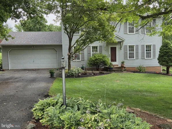 7 Cardinal Dr, Glen Rock, PA 17327