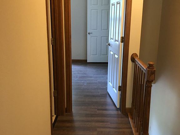 195 SRDR HALLWAY BETWEEN BEDROOMS