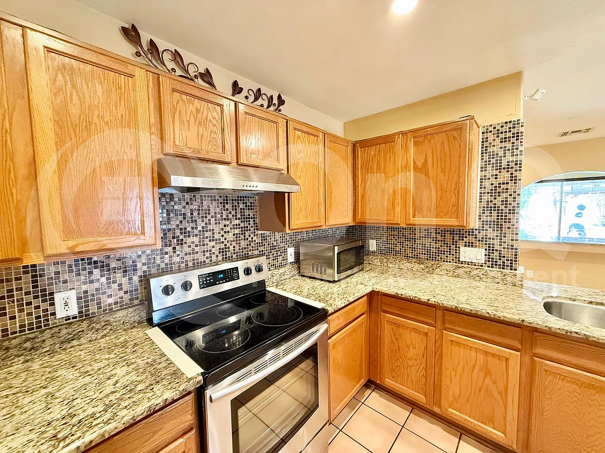 3 bed, 2.5 bath, 1373 sqft, $2,300 — Photo 4