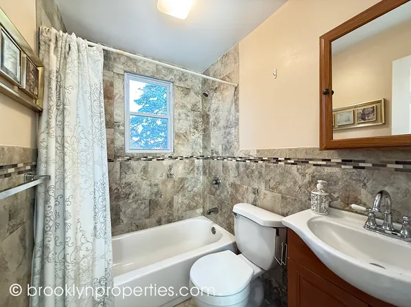 2906 Voorhies Avenue image 16 of 19