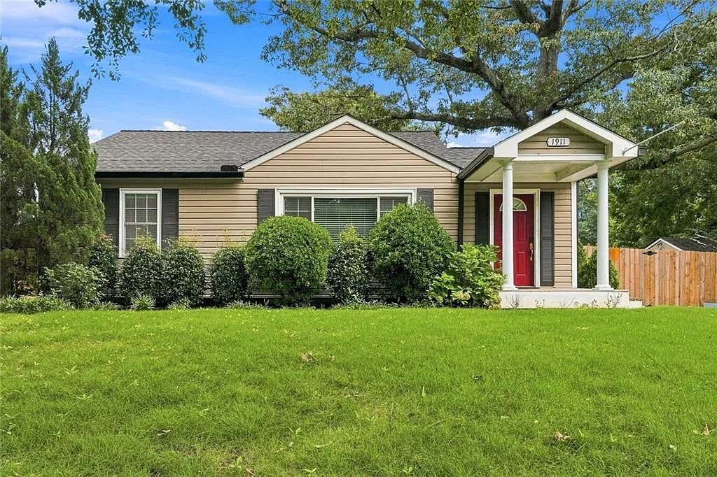 2 bed, 1.0 bath, 1300 sqft, $2,800 — Photo 1