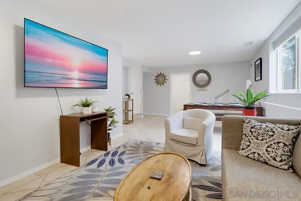3 bed, 1.0 bath, 1000 sqft, $3,600 — Photo 3