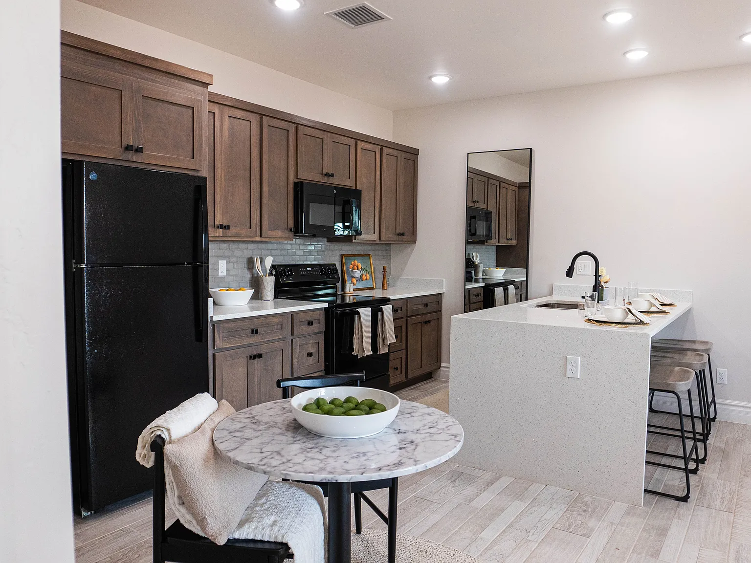 Mission Grove Apartments at Horn Cir — Photo 2