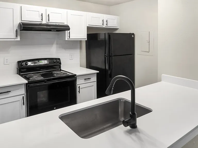 Laurel Heights Apartments — Photo 15