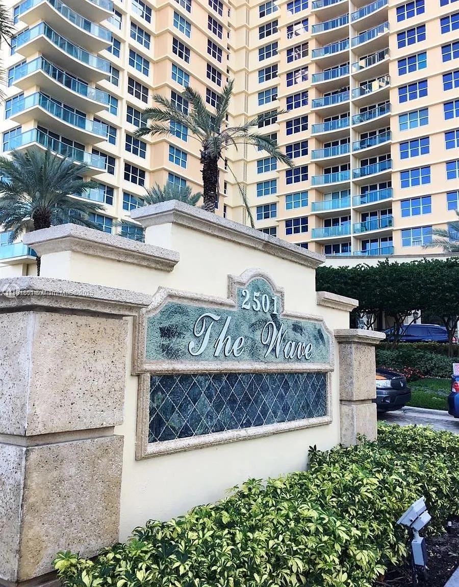 Wave Condo — Photo 1