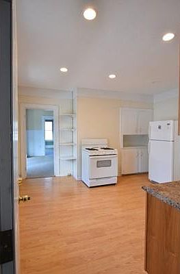 3rd image of 6 Clifford St APT 1