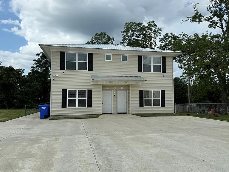 512 E Madison St — Photo 2