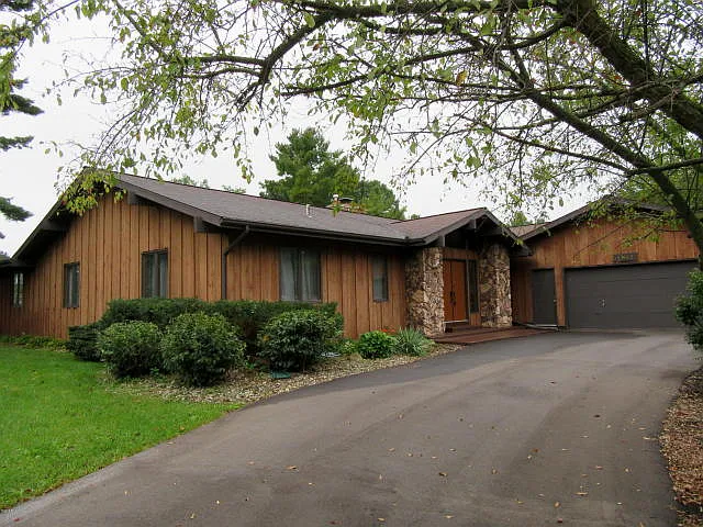 1102 Lakeside Dr S photo 1