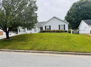 5525 Cornerstaff Dr, Greensboro, NC 27407