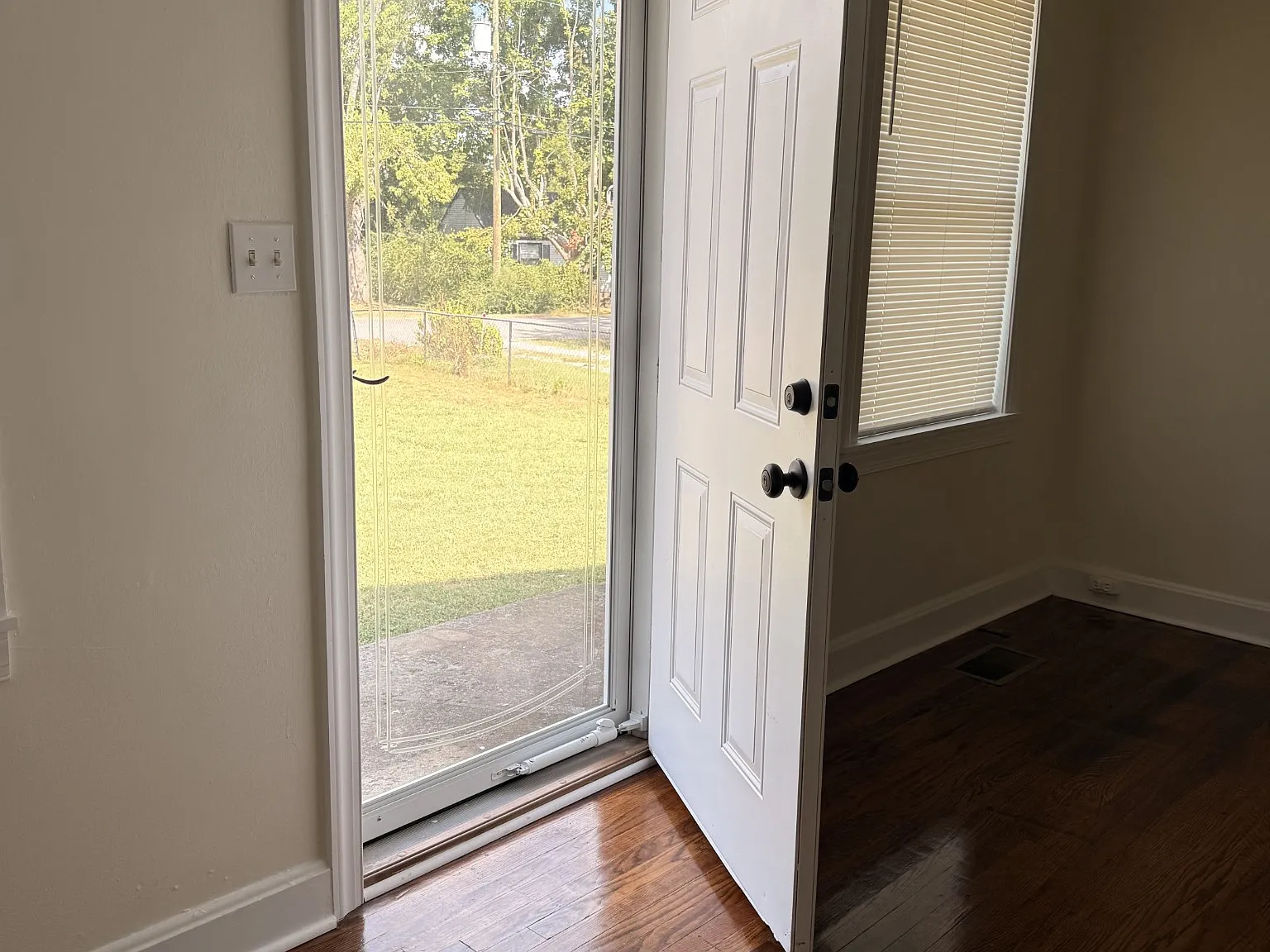 3 bed, 1.0 bath, 1000 sqft, $1,950 — Photo 3