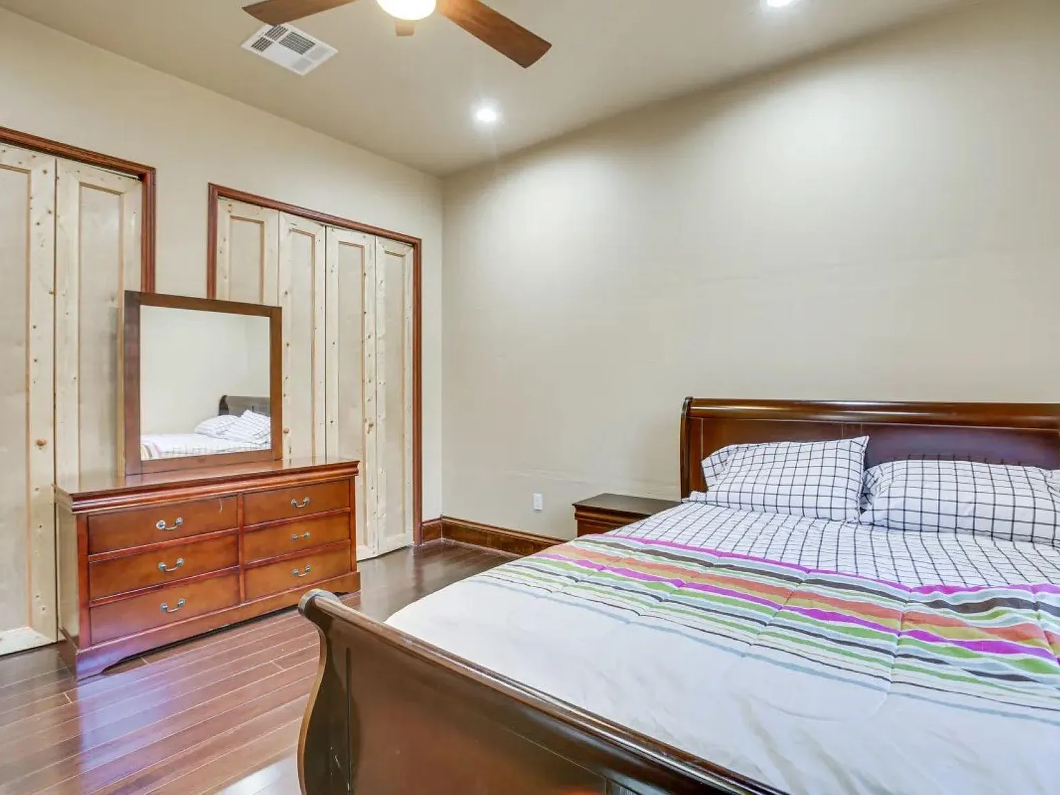 2 bed, 1.0 bath, 2950 sqft, $936 — Photo 1