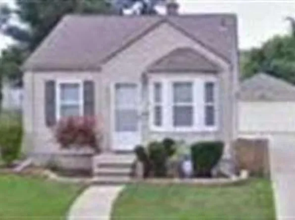 19323 Kingsville St, Harper Woods, MI 48225