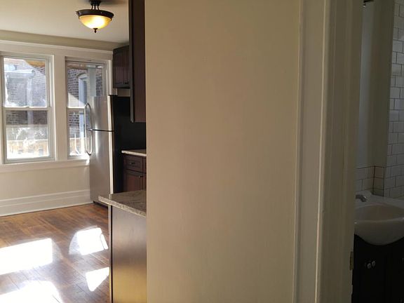 5th image of 1418 W Superior St