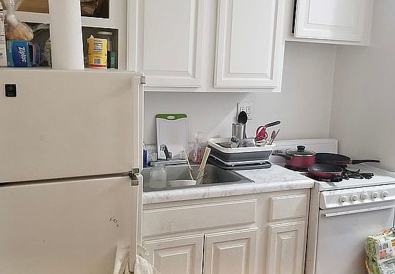 3rd image of 37 1/2 Allen St APT 4A