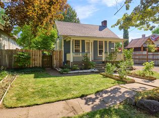 365 W Hayes St, Woodburn, OR 97071