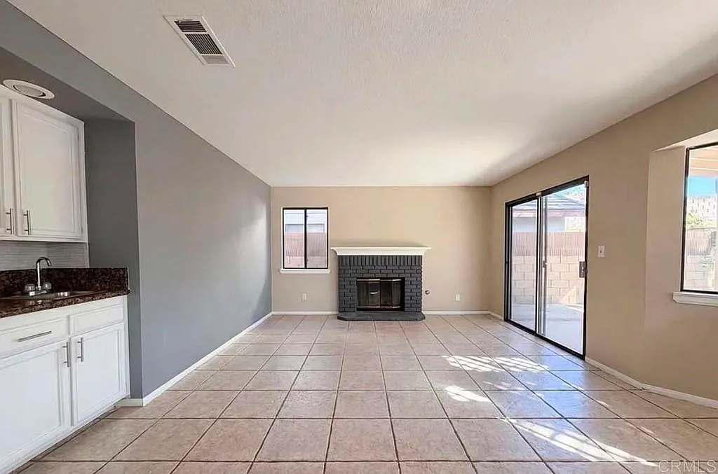 4 bed, 2.0 bath, 111 sqft, $2,000 — Photo 4
