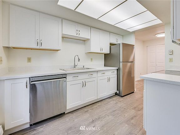 5th image of 4727 W Lake Sammamish Pkwy SE APT B101