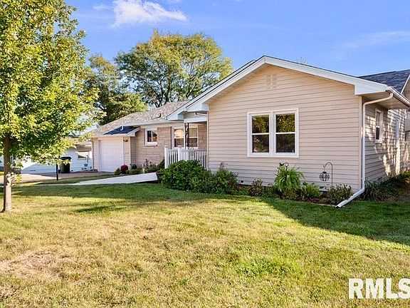 2nd image of 1825 W 38th Pl