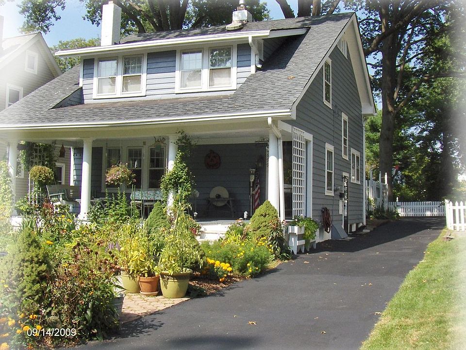 Drive side entrance - DEEP lot!