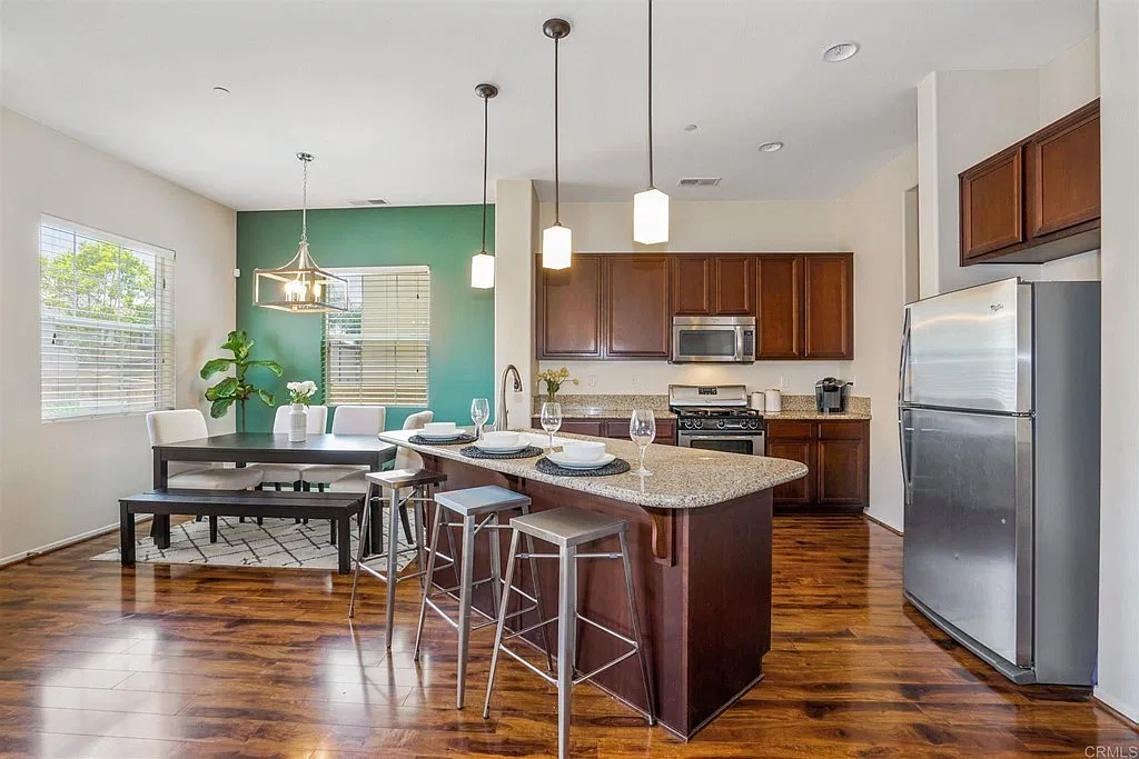 3 bed, 2.5 bath, 1743 sqft, $4,300 — Photo 1