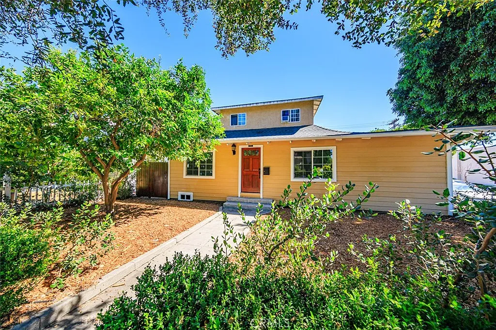 2 bed, 1.5 bath, 800 sqft, $2,995 — Photo 1