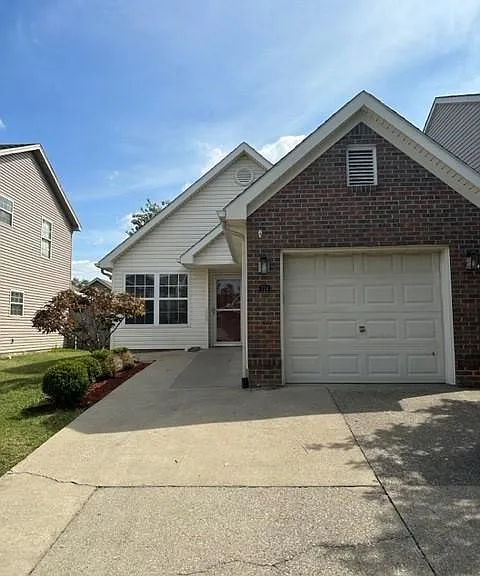 724 Pioneer Ln — Photo 1