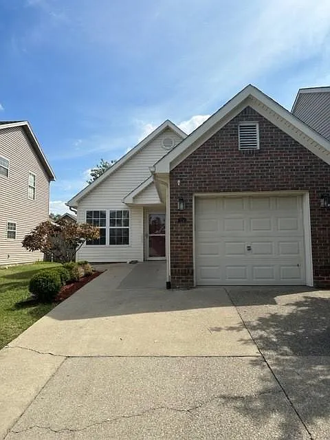 724 Pioneer Ln