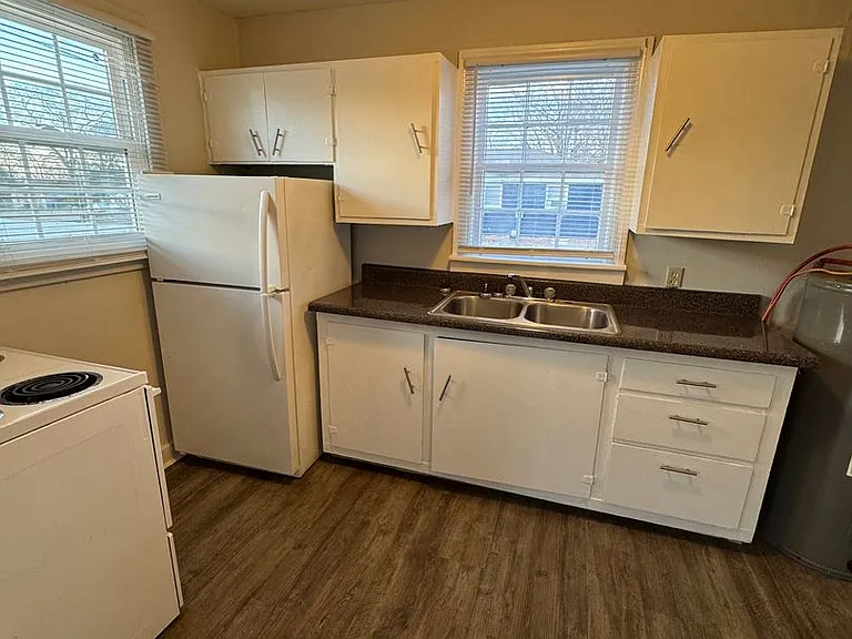 102 Thomas Ave SE — Photo 2