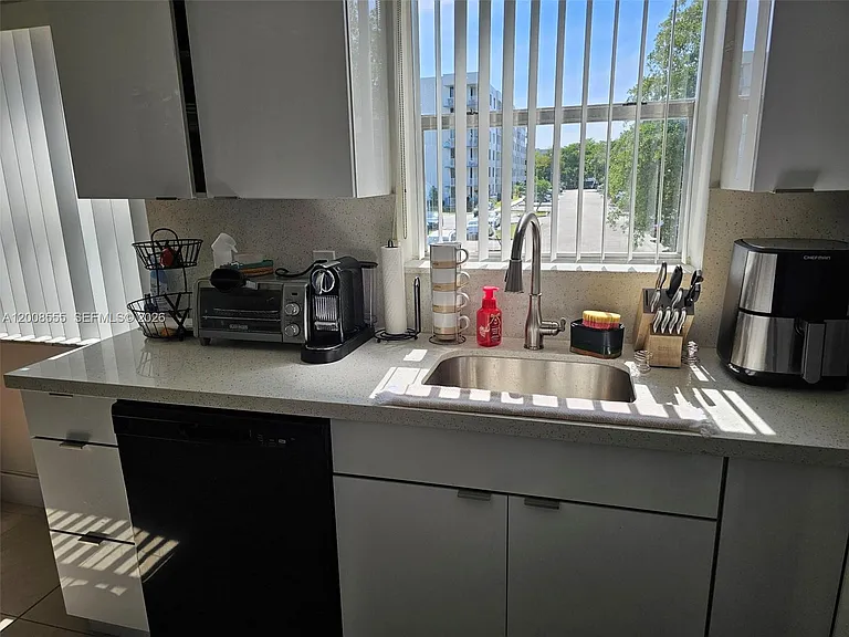 900 Tallwood Ave #207 — Photo 6
