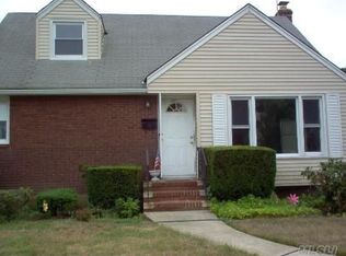 772 Planders Ave, Uniondale, NY 11553