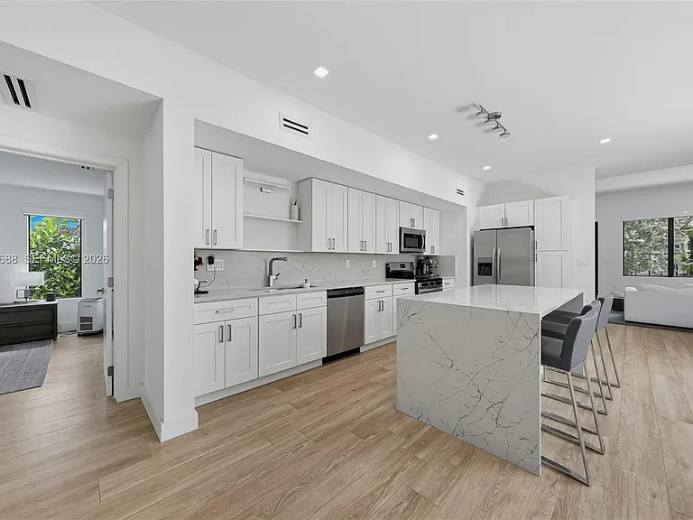180 SW 38th Ct — Photo 6