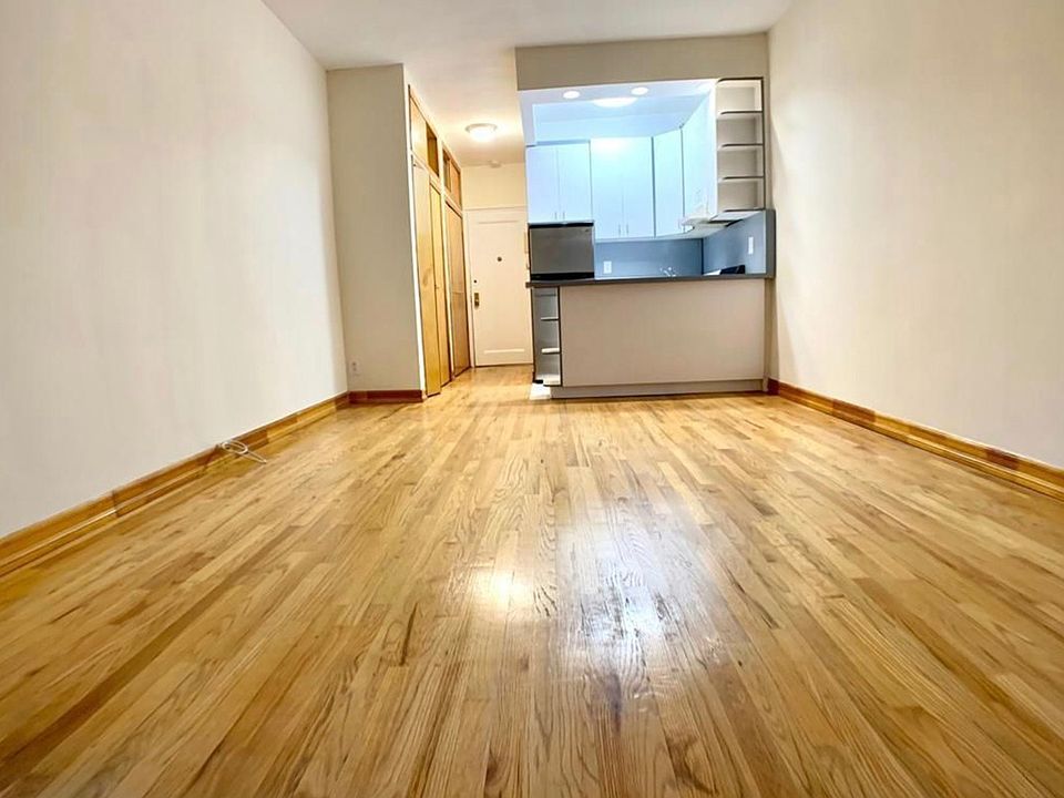 2nd image of 241 E 77th St #2D