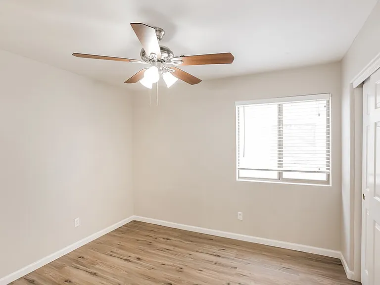 5704 S 32nd Dr — Photo 12