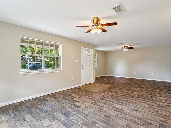 4th image of 2204 Robin St