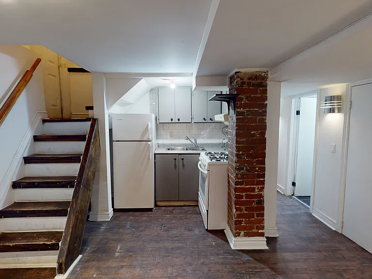 1054 Dovercourt Rd #BASEMENT — Photo 6