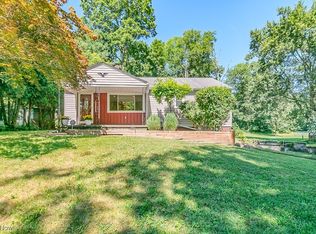 5580 Valley Ln, Solon, OH 44139