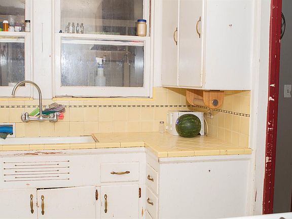 4th image of 1123 Divver St