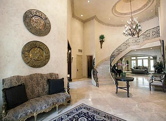 3rd image of 9925 Lakeway Ct