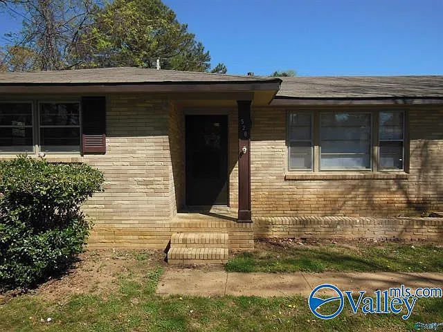 3 bed, 2.0 bath, 2074 sqft, $1,395 — Photo 2