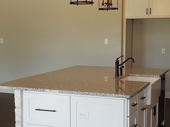 Deep dish drawers on sides 