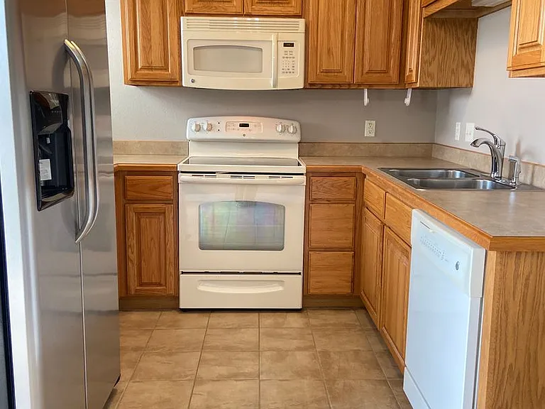 142 E Vixen Cres — Photo 8
