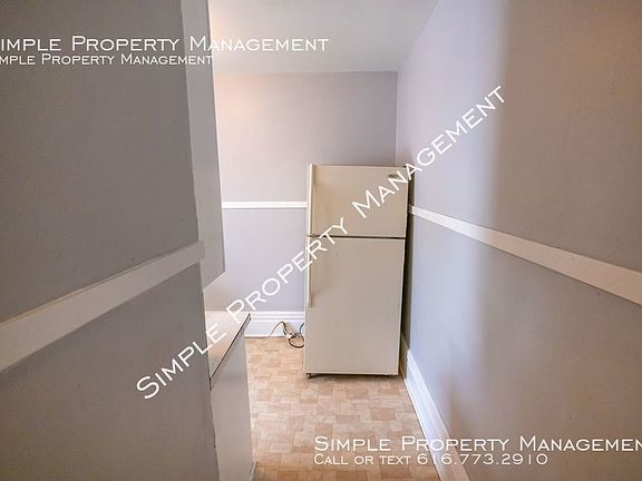 3rd image of 222 1/2 Dexter Ct
