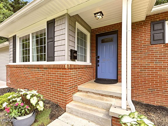 4th image of 360 East Dr