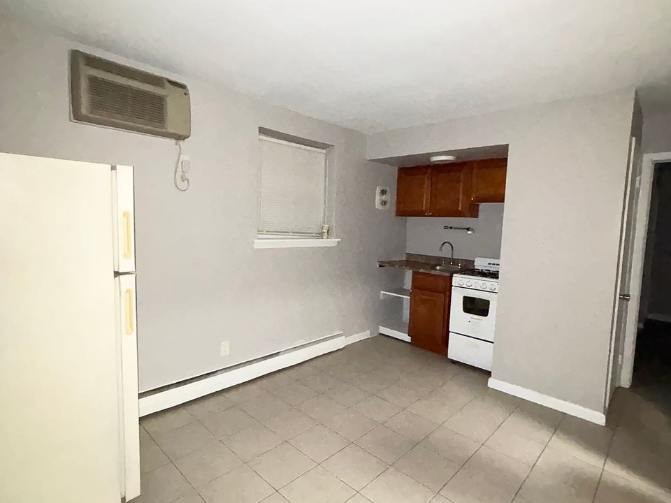 1st image of 8 Silvia Pl #3