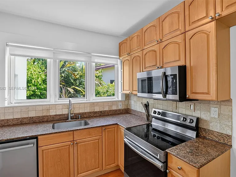 1212 Medina Ave — Photo 19