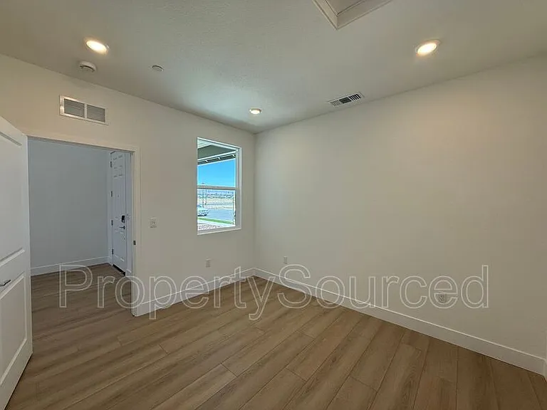 1336 N Martorella Ave — Photo 24