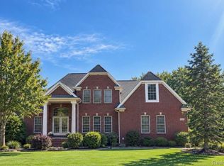 8467 Grays Dr, Grosse Ile, MI 48138