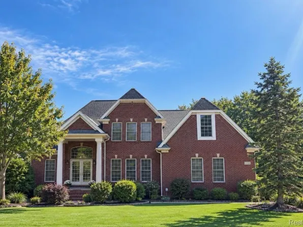 8467 Grays Dr, Grosse Ile, MI 48138