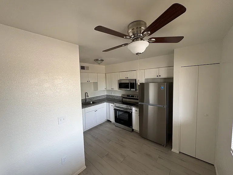 1207 E Jarvis Ave #4 — Photo 2